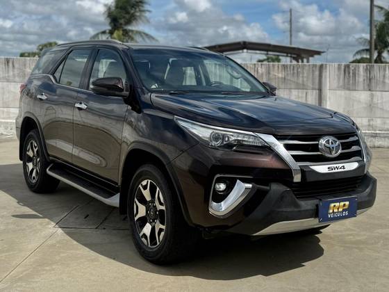 TOYOTA HILUX SW4 2.8 SRX DIAMOND 4X4 7 LUGARES 16V TURBO INTERCOOLER DIESEL 4P AUTOMÁTICO